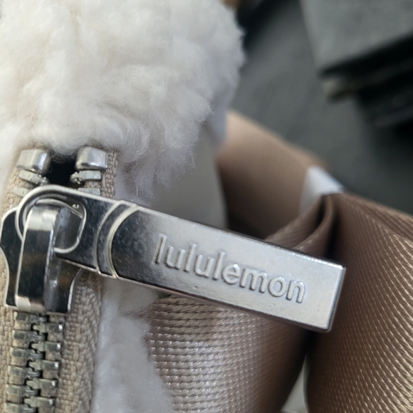 Lululemon Everywhere Fleece Belt Bag (Light Ivory) - Picture 7 of 13